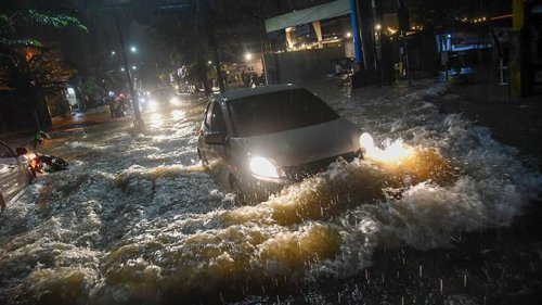 Waspada Berkendara Saat Hujan, Mulai dari Jalan Licin Hingga Lubang Tersembunyi
