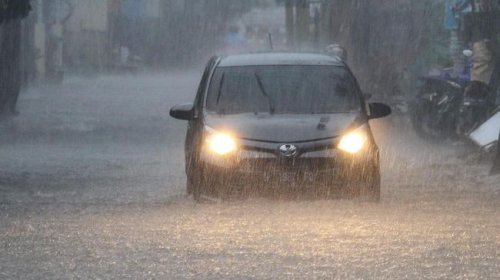 Waspada Berkendara Saat Hujan, Mulai dari Jalan Licin Hingga Lubang Tersembunyi