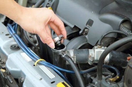 Jangan Disepelekan, Ini Risiko Saat Air Radiator Mobil Habis di Tengah Jalan