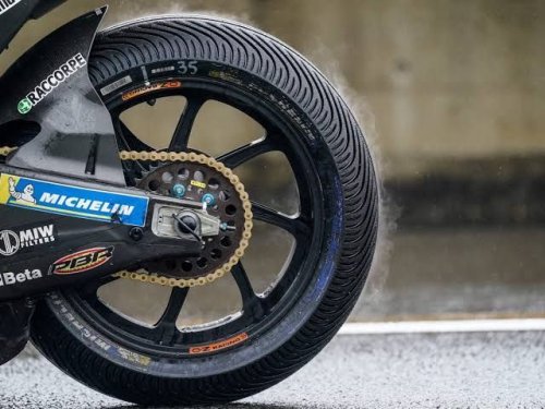 Ini Alasan Kenapa Ban Motor Balap Tapaknya Botak dan Ban Motor Harian Beralur