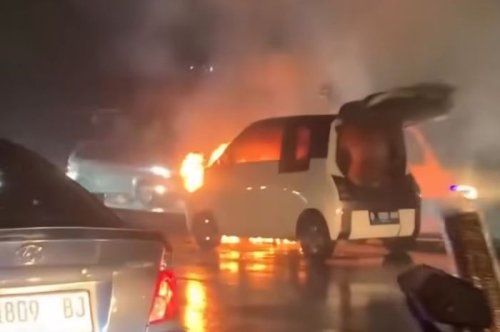 Di Tengah Hujan, Wuling Air EV Ludes Dilahap Si Jago Merah di Bandung