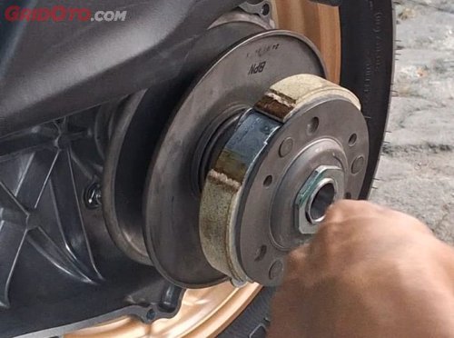 Cara Mudah Pasang V-belt Motor Matic Tanpa Perlu Bantuan Bengkel
