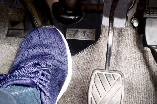 Ini Sebabnya Mobil Transmisi Manual Bergetar Saat Mulai Jalan