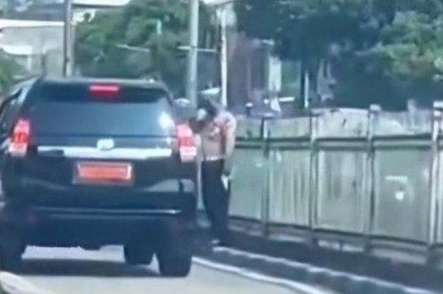 Mobil Dinas Terobos Jalur Transjakarta Dapat Hormat Dari 2 Polisi, Dirlantas Bilang begini