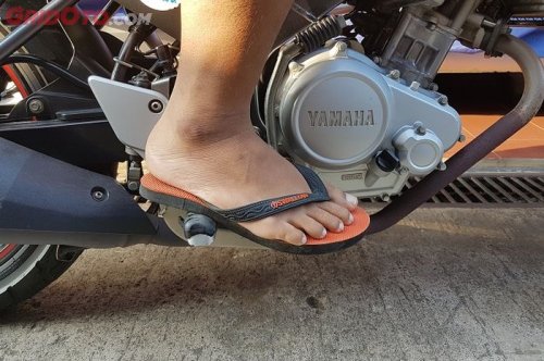 Simpel, Tapi Motoran Pakai Sandal Bisa Memunculkan Bahaya Ini