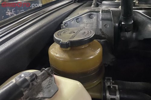 Catat Waktu Ideal Mengganti Oli Power Steering Mobil yang Tepat