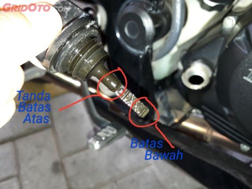 Ini Cara Mengecek Volume Oli Mesin Motor yang Benar, Hasil Lebih Akurat