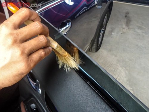 Cara Merawat Power Window Mobil Bekas Dengan Cairan Silicone Spray