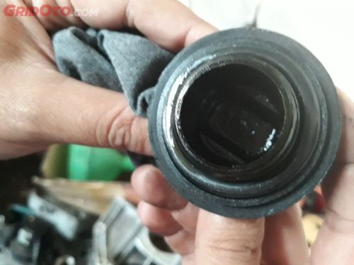 Enggak Perlu Bongkar, Cek Sludge atau Endapan Oli Mesin Bisa dari Sini