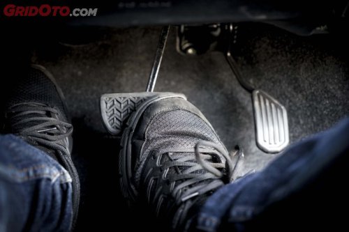 Ini Sebabnya Mobil Matik Tidak Boleh Nginjak Pedal Rem Pakai Kaki Kiri