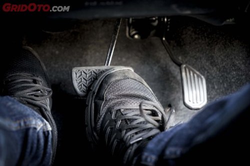 Ini Sebabnya Mobil Matik Tidak Boleh Nginjak Pedal Rem Pakai Kaki Kiri