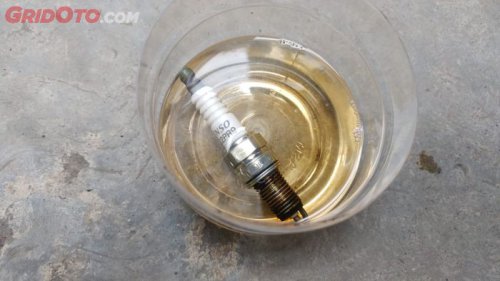 Apa Benar Bersihkan Busi Pakai Bensin Bikin Cepat Mati? Ini Faktanya