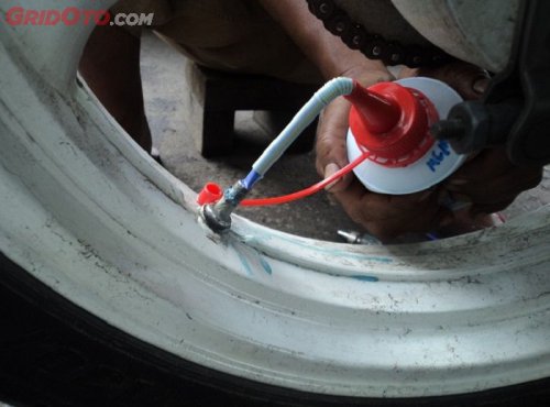 Enggak Cuma Menyumbat dan Bikin Karat Pelek, Ini  Dampak Cairan Anti Bocor Buat Ban Motor