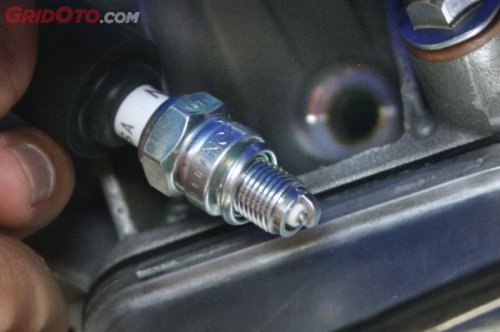 Rasakan Sebelum Menyusahkan, Begini Ciri Busi Motor yang Akan Mati