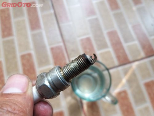 Biar Enggak Salah, Begini Cek Hasil Pembakaran Mesin Dari Busi