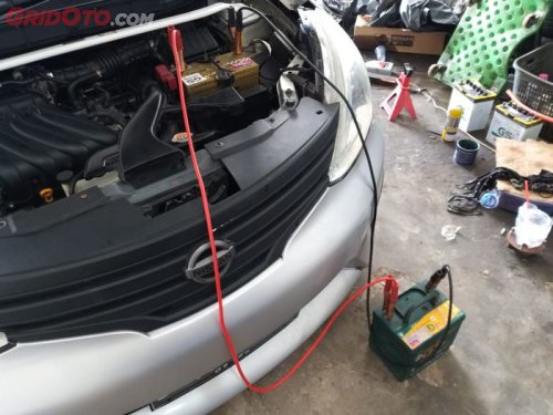 Begini Cara Menyalakan Mobil Yang Mogok Karena Aki Soak Tanpa Jumper Aki