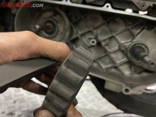 Ini Sebabnya di Bagian Bawah CVT Motor Matic Ada Goresan Warna Hitam