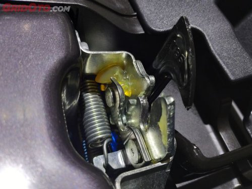 Biar Enggak Macet, Begini Cara Merawat Kunci Kap Mesin Mobil