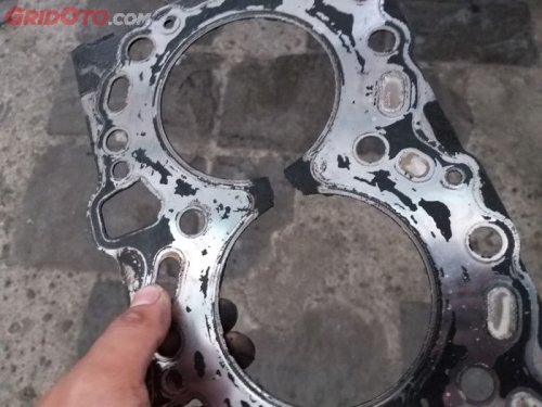 Begini Tandanya Kalau Air Radiator Nyebrang Masuk Ke Mesin Mobil