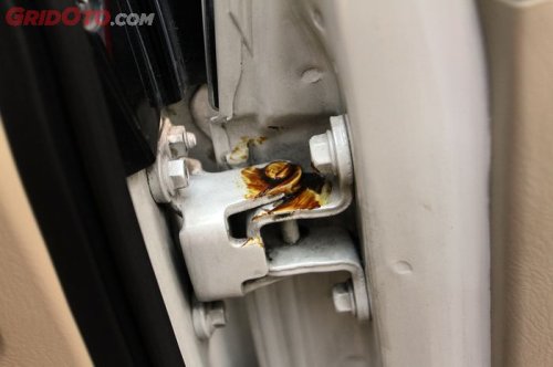 Sering Luput Diperhatikan, Ciri-ciri Engsel Pintu Mobil Perlu Dilumasi