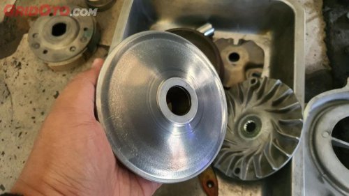 Gesekan Dengan V-Belt, Ini Gejala dan Efek Negatif Pulley Depan CVT Motor Matic Tipis