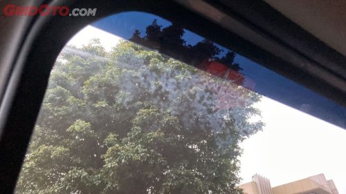 Bersihkan Jamur Kaca Mobil, Efektif Dipoles atau Pakai Cairan?
