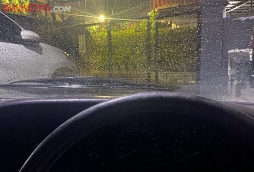 Nggak Main-main, Jamur Bikin Kaca Mobil Jadi Begini Saat Hujan Deras