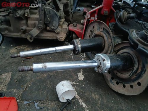 Cara Cek Kebocoran Sokbreker Mobil Tanpa Perlu Panggil Mekanik, Mudah Banget