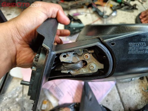 Toyota, Dudukan Kaca Spion Toyota Rush Patah, Nih Biaya Perbaikannya