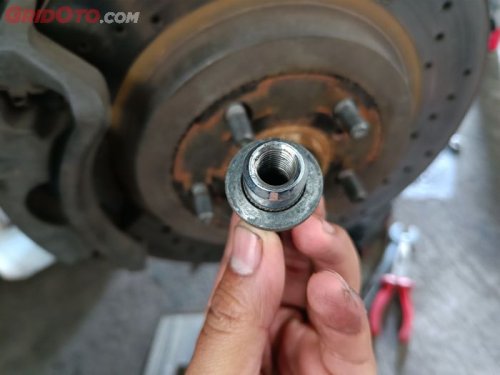 Ini Akibatnya Mengencangkan Mur Roda Mobil Terlalu Berlebihan, Simak