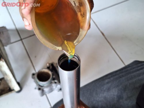 Oli Ini Disarankan Buat Bikin Bantingan Sokbreker Depan Motor Empuk