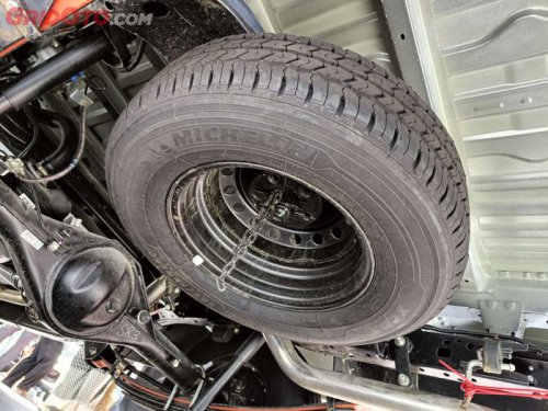 Baru Tahu, Ini Sebabnya Cek Ban Serep Mobil Wajib Diturunkan