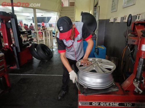 Ini Sebabnya Bibir Pelek Perlu Bersihkan Saat Ganti Ban Mobil