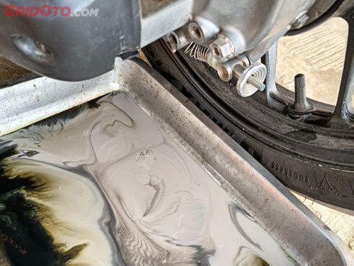 Banjir Mengepung Jakarta, Ini Dampaknya Gardan Motor Matic Kemasukan Air