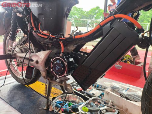 Jadi Tontonan, Ini Alasan Motor Listrik Tidak Mati Saat Terobos Banjir