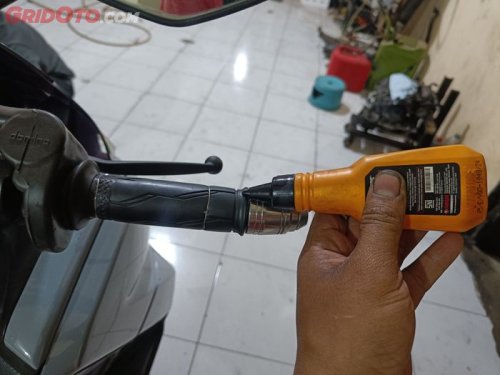 Jarang Yang Tahu, Begini Cara Bikin Enteng Grip Gas Motor Yang Seret