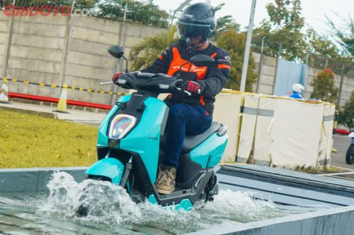 Banjir Mengepung Jakarta, Motor Listrik Masih Aman Digunakan?