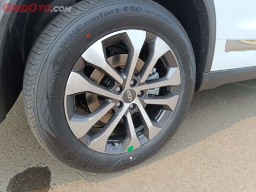 Pakai Semir Ban Mobil Saat Hujan Ternyata Bahaya, Ini Alasannya