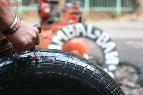 Jangan Biarkan Paku Menempel di Ban Mobil, Ternyata Ini Dampaknya