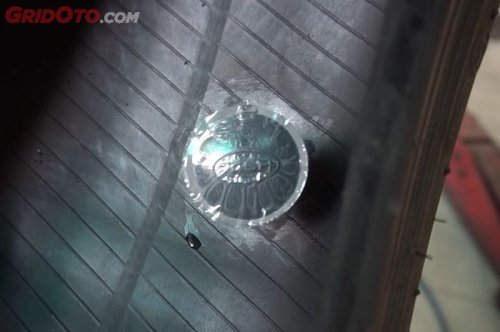 Sedikit yang Tahu, Ini Metode Tambal Dinding Ban Mobil yang Bocor