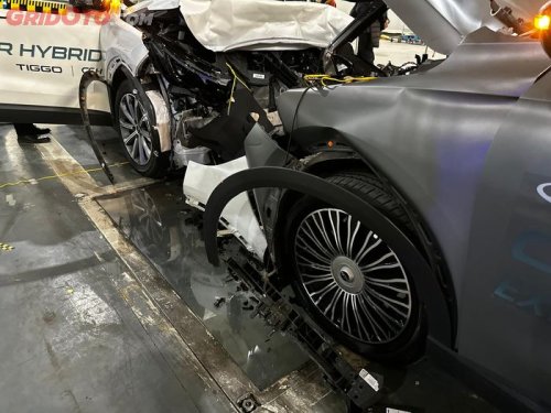Dua Mobil Chery Ditabrakanin di Depan Ratusan Orang, Hasilnya Gini