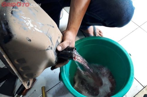 Awas Jangan Lakukan Hal Ini Kalau Tangki Motor Kemasukan Air