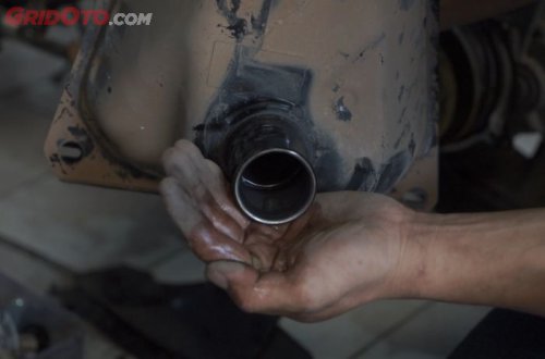 Jangan Panik, Lakukan Hal Ini Kalau Air Masuk Ke Tangki Motor