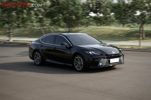 Toyota, Toyota Camry, Mercedes-Benz, Punya Uang Rp 1 Miliar Pilih Toyota Camry HEV Atau Mercedes-Benz C200?