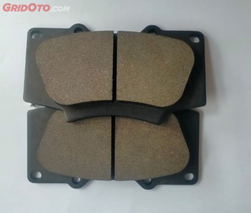 Ini yang Terjadi Kalau Lupa Menurunkan Rem Tangan Saat Mobil Maju