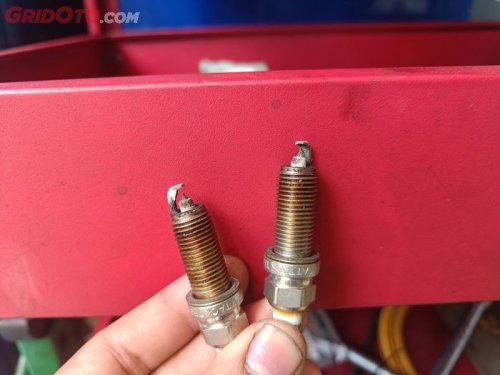 Stop Ganti Busi Mobil Saat Mesin Masih Panas, Ini Dia Bahayanya