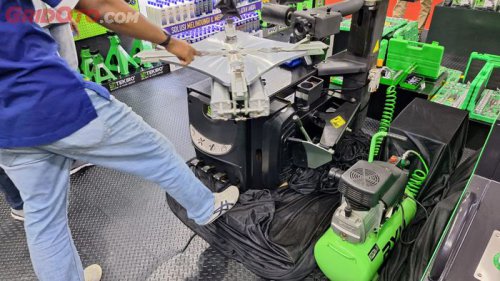 Tekiro Pamer Alat Ganti Ban Canggih Tanpa Sentuh di GIIAS 2025