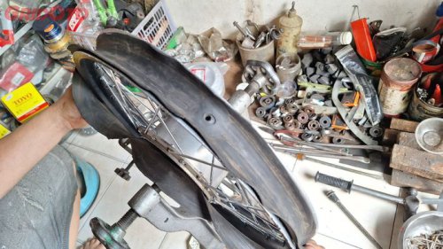 Gampang! Begini Caranya Pasang Ban Tubeless di Pelek Motor Jari-jari