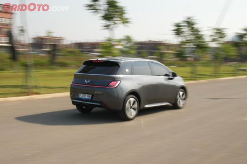 Wuling, Di Balik Tampangnya Yang Imut, Wuling Cloud EV Bisa Lari Sekencang Ini