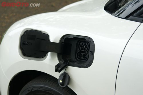 Karena Dua Alasan Ini, Ngecas Baterai GWM ORA 03 BEV Enak Banget